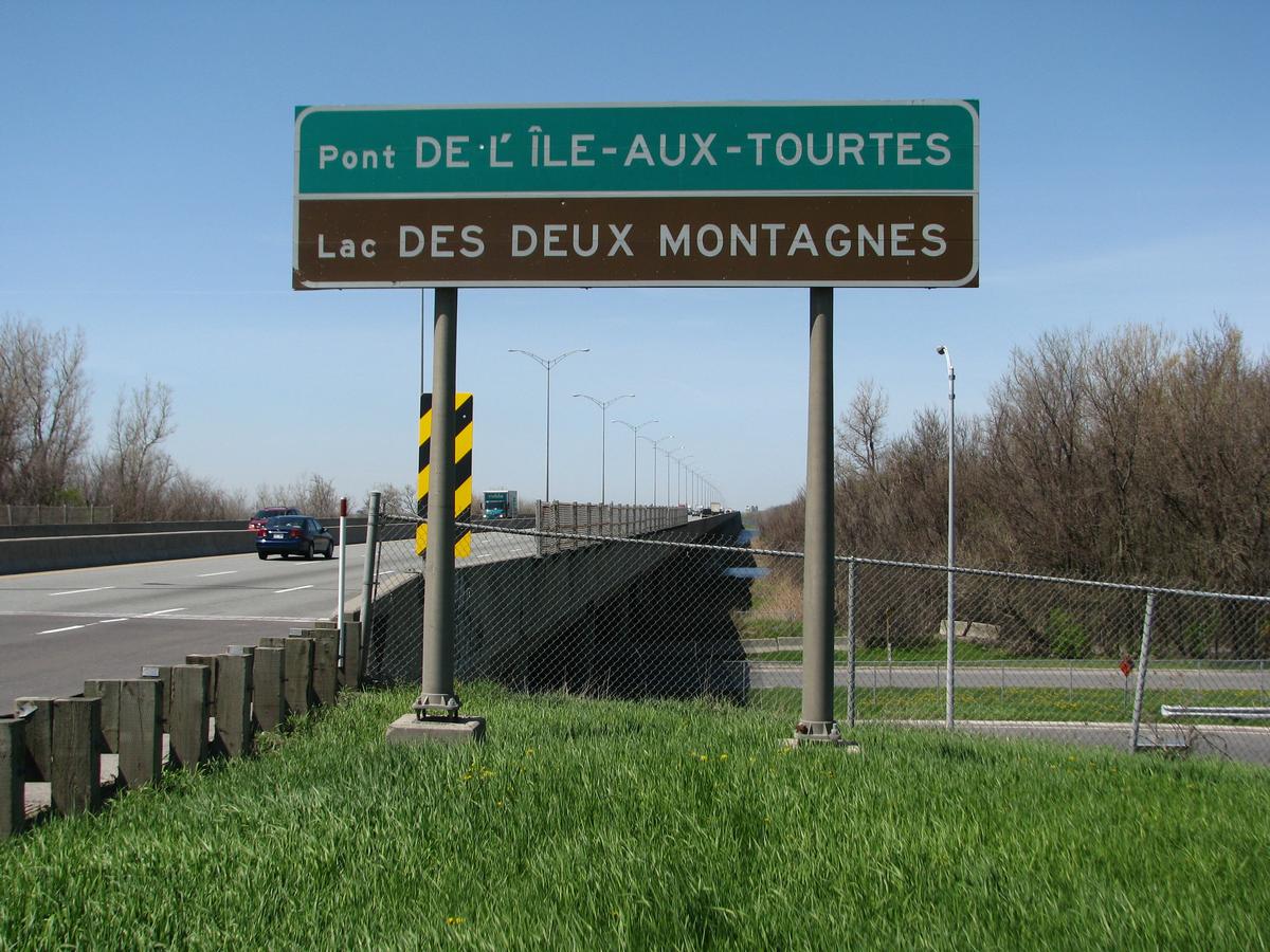 Fiche média no. 185871 Sur le côté amont de pont de l'Île-Aux-Tourtes, franchit l'étranglement du lac des Deux-Montagnes (rivière aux Outaouais). Direction Ottawa A-417 et Toronto A-401