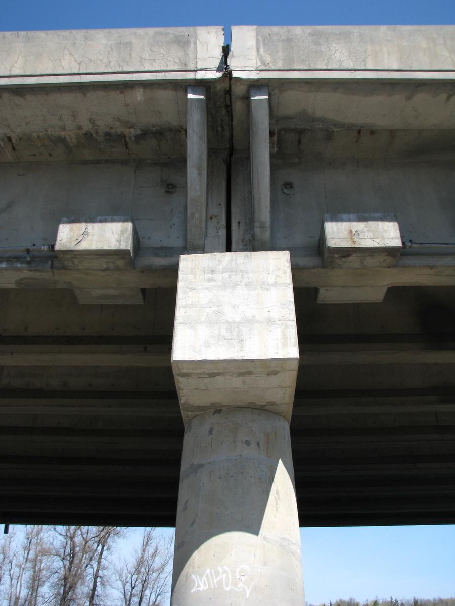 Vue détaillée de deux sections du tablier en appui sur un pilier 