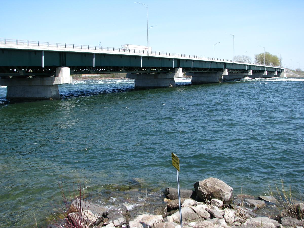 Fiche média no. 185909 Le pont Mgr Langlois relie deux petites îles entre Les-Cèdres et Grosse-Île à Salaberry de Valleyfield; en fait il s'agit plutôt de trois ponts quasis identiques qui forment le tout. Ici il s'agit du premier pont entre Grisse-Île et une autre au tiers de la largeur de chenal nord du fleuve Saint-Laurent. La longueur totale de cet ouvrage est d'environ 2275 mètres