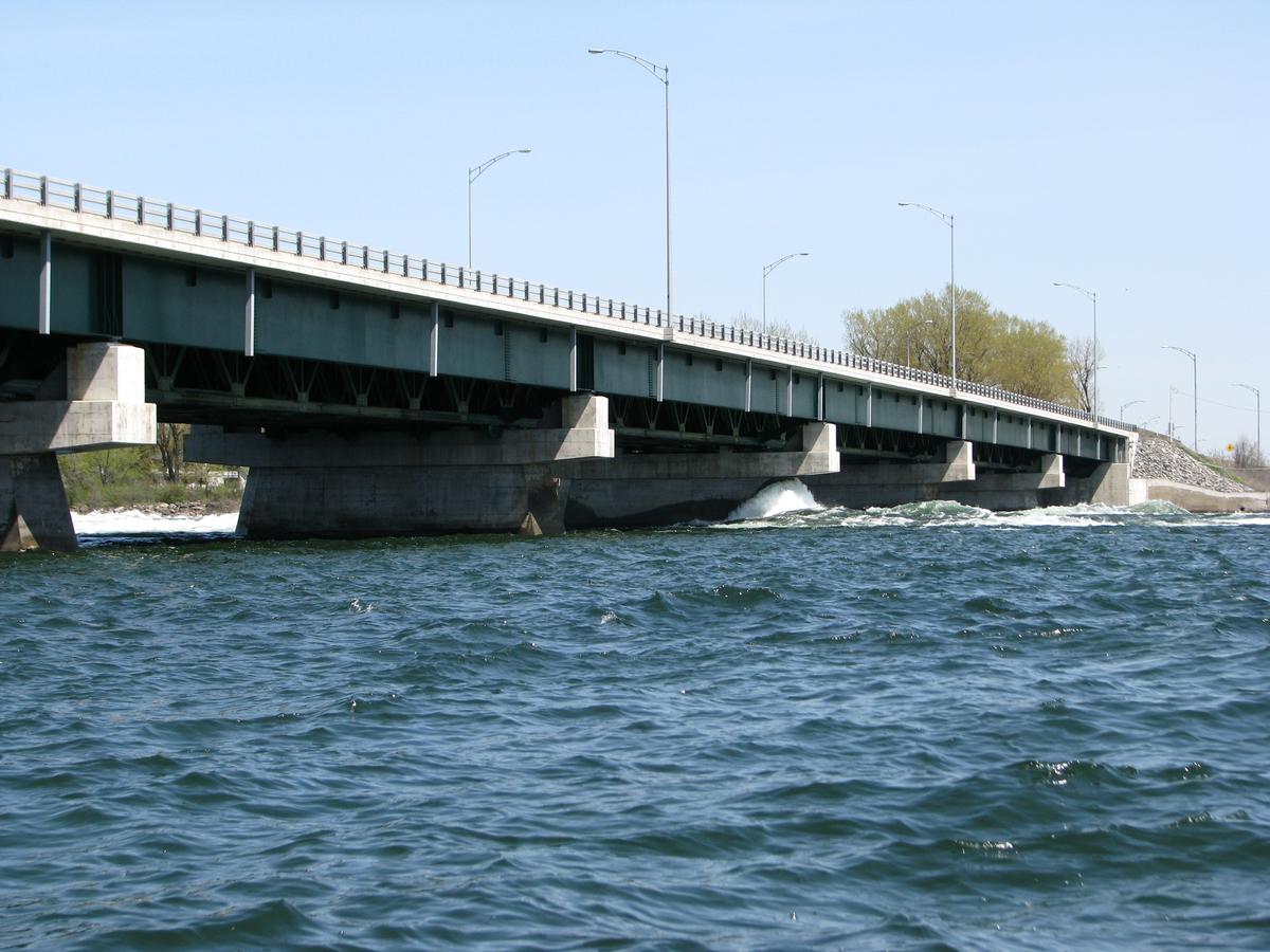 Fiche média no. 185910 Le pont Mgr Langlois relie deux petites îles entre Les-Cèdres et Grosse-Île à Salaberry de Valleyfield; en fait il s'agit plutôt de trois ponts quasis identiques qui forment le tout. Ici il s'agit du premier pont entre Grisse-Île et une autre au tiers de la largeur de chenal nord du fleuve Saint-Laurent. La longueur totale de cet ouvrage est d'environ 2275 mètres