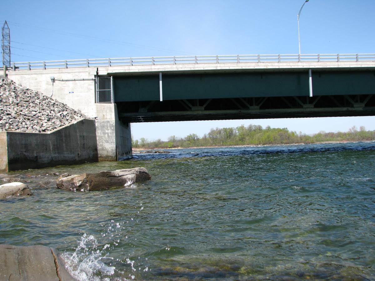 Fiche média no. 185911 Le pont Mgr Langlois relie deux petites îles entre Les-Cèdres et Grosse-Île à Salaberry de Valleyfield; en fait il s'agit plutôt de trois ponts quasis identiques qui forment le tout. Ici il s'agit du premier pont entre Grisse-Île et une autre au tiers de la largeur de chenal nord du fleuve Saint-Laurent. La longueur totale de cet ouvrage est d'environ 2275 mètres