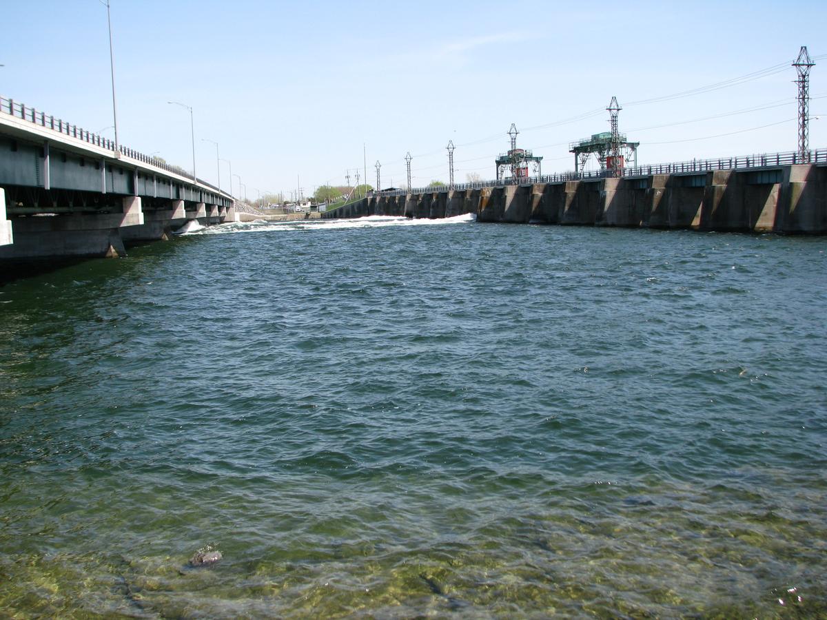 Fiche média no. 185912 À gauche, section sud du Pont Mgr Langlois; à droite, digue en béton Les-Cèdres dont la construction date d'environ 1920; c'est un ouvrage de régulation des eaux du lac Saint-François entre Salaberry de Valleyfield et Cornwall en Ontario (fleuve St-Laurent)