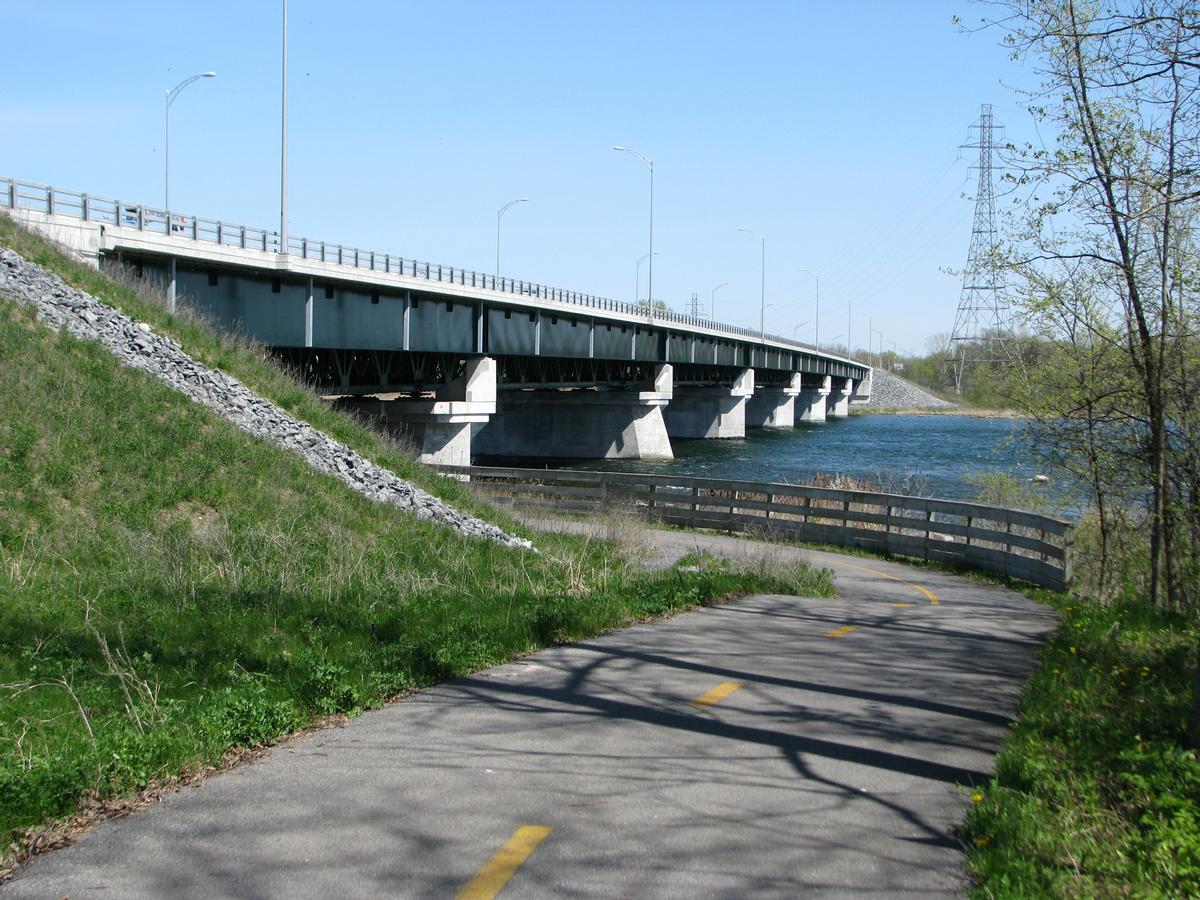 Aperçu du côté amont de la section nord du pont Mgr Langlois depuis la piste cyclable 