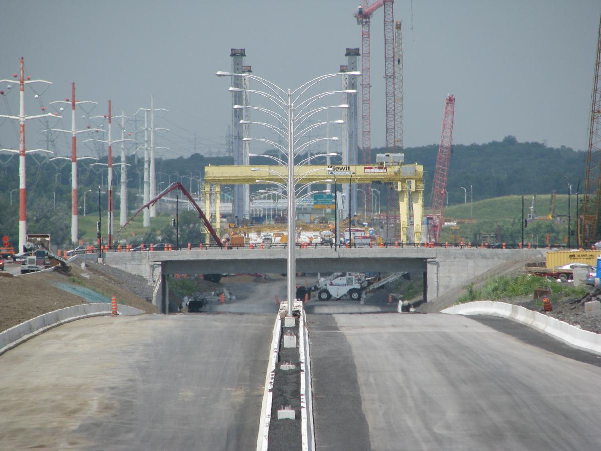 Un aperçu de l'approche au futur pont sur l'autoroute Louis-Hippolyte Lafontaine (A-25) à Montréal au niveau du viaduc Maurice-Duplessis 