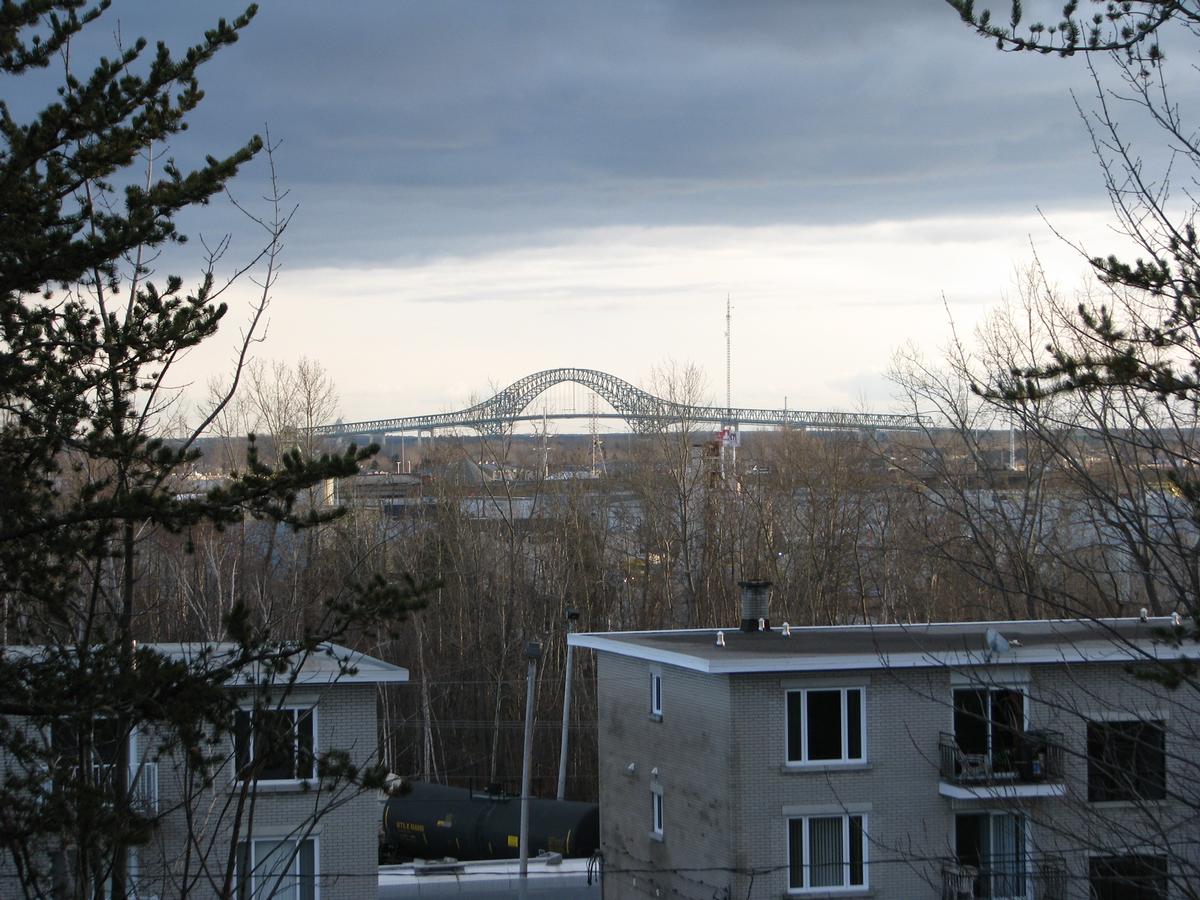 Fiche média no. 177570 Pont Louis-Laviolette à Trois-Rivières Qc Ca. Vue au téléobjectif à sept kilomètres de distance depuis le Pavillon de psychoéducation M.-Sarrazin de l'Université du Québec à Trois-Riviàres. 7 Décembre 2010