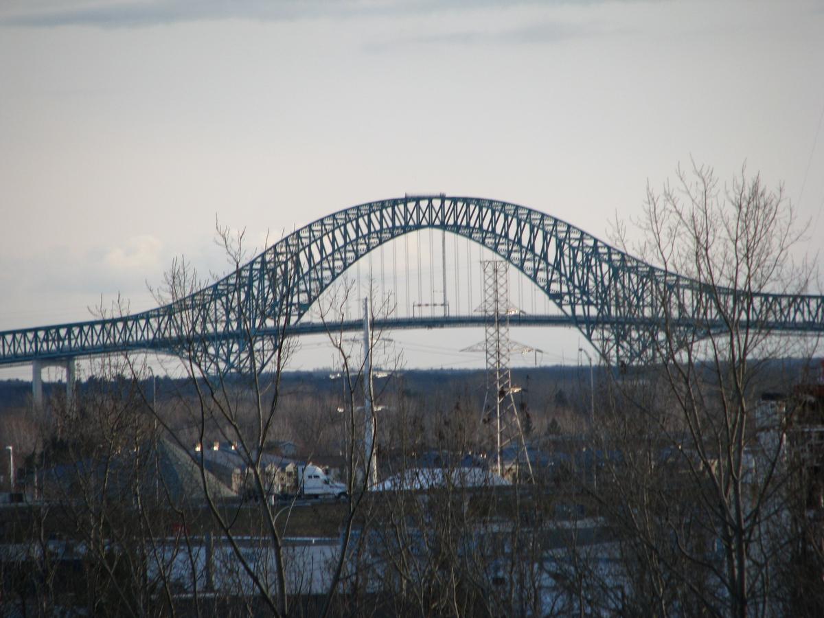 Fiche média no. 177571 Pont Louis-Laviolette à Trois-Rivières Qc Ca. Super agrandissement au téléobjectif sur trépied; vue à sept kilomètres de distance depuis le Pavillon de psychoéducation M.-Sarrazin de l'Université du Québec à Trois-Riviàres. 7 Décembre 2010