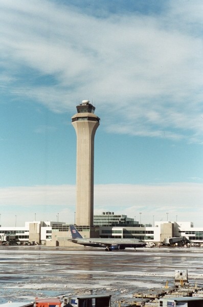 Kontrollturm am internationalen Flughafen von Denver 
