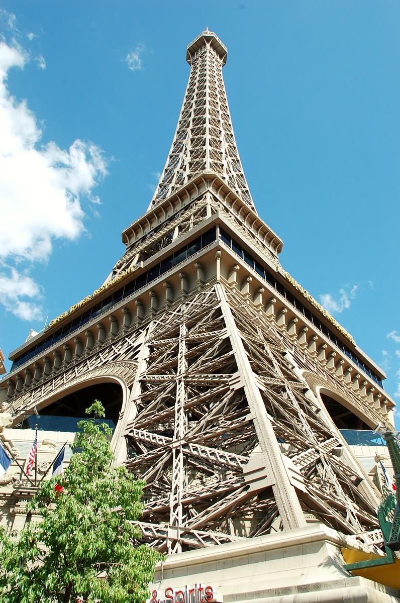 Paris Hotel - Replica of the Eiffel Tower in front of the hotel 