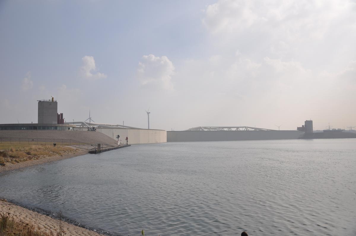 Photo du barrage à l'occasion de la fermeture annuelle de vérification du fonctionnement 