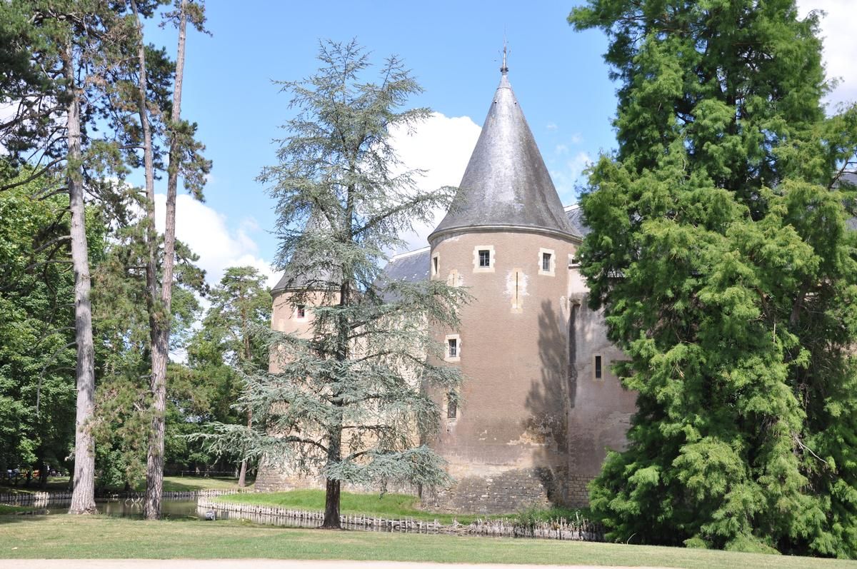Burg Ainay-le-Vieil 