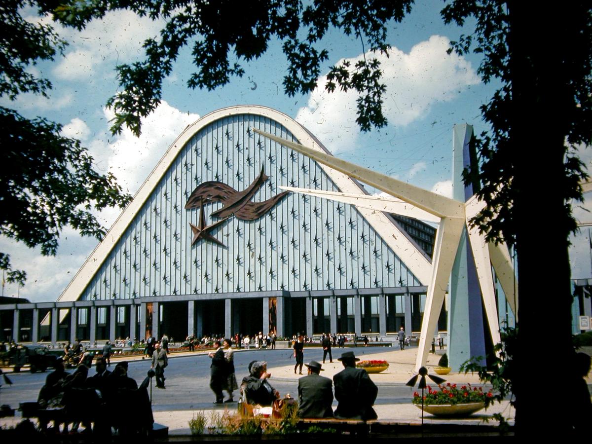 Habillage du Palais n°5 pendant l'Expo 58 