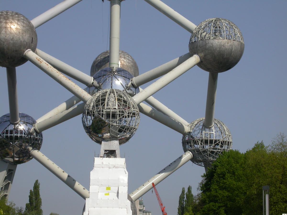 Fiche média no. 69829 Atomium, Bruxelles En cours de travaux de restauration: certaines sphères ont déjà leur nouveau revêtement, d'autres sont en cours de démontage, d'autres ont encore leur ancien revêtement. Un pilier est entouré d'une structure permettant les travaux de peinture