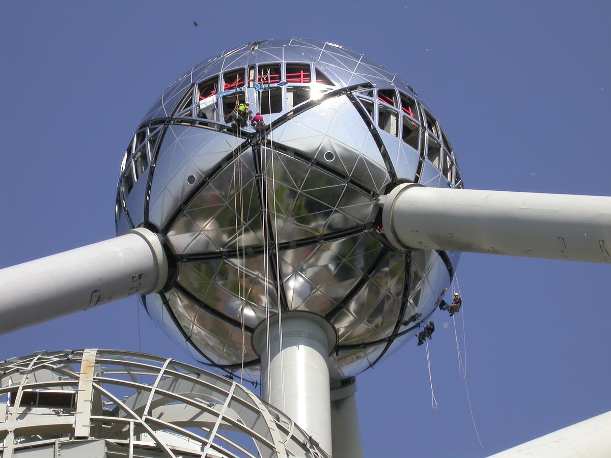 Atomium, Bruxelles Fixation du nouveau revêtement extérieur sur la sphère supérieure
