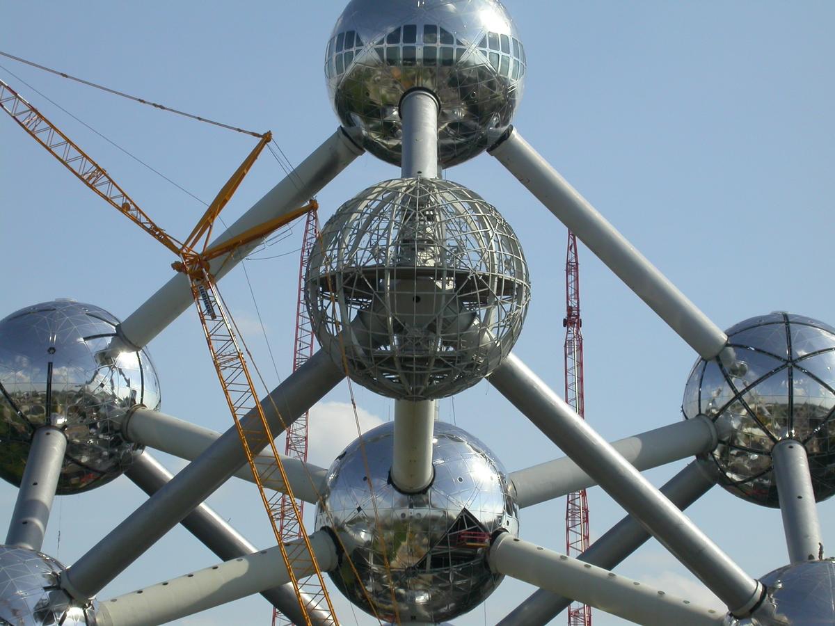 Atomium, Bruxelles Presque toutes les sphères ont déjà leur nouveau revêtement