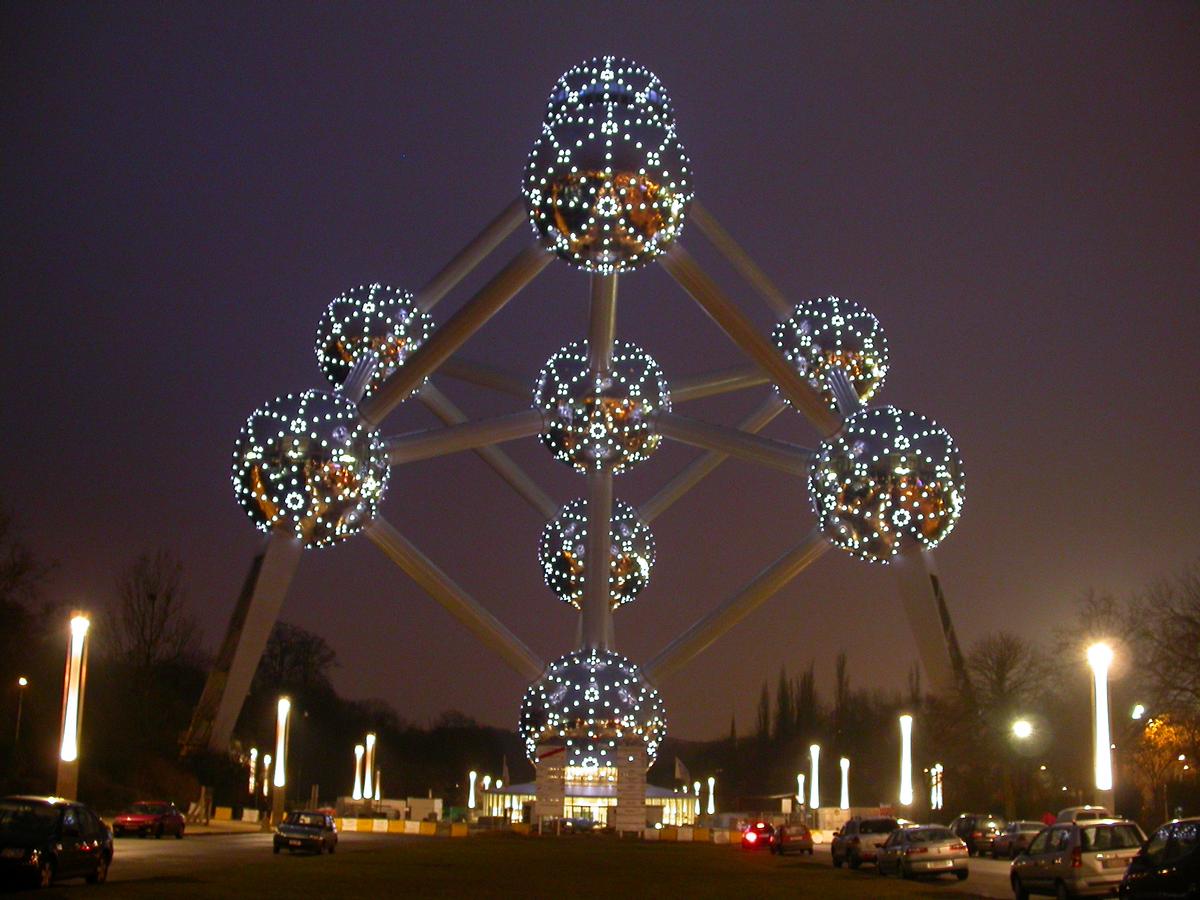 Atomium, Bruxelles Après rénovation, l'atomium a retrouvé son dispositif lumineux d'origine