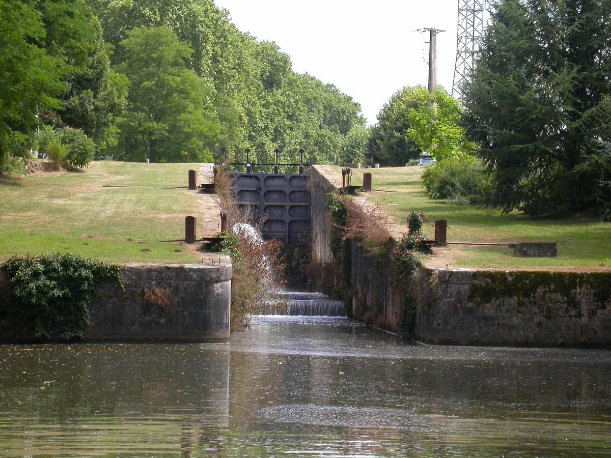 Canal de Lalinde – Tuilières Lock Steps 