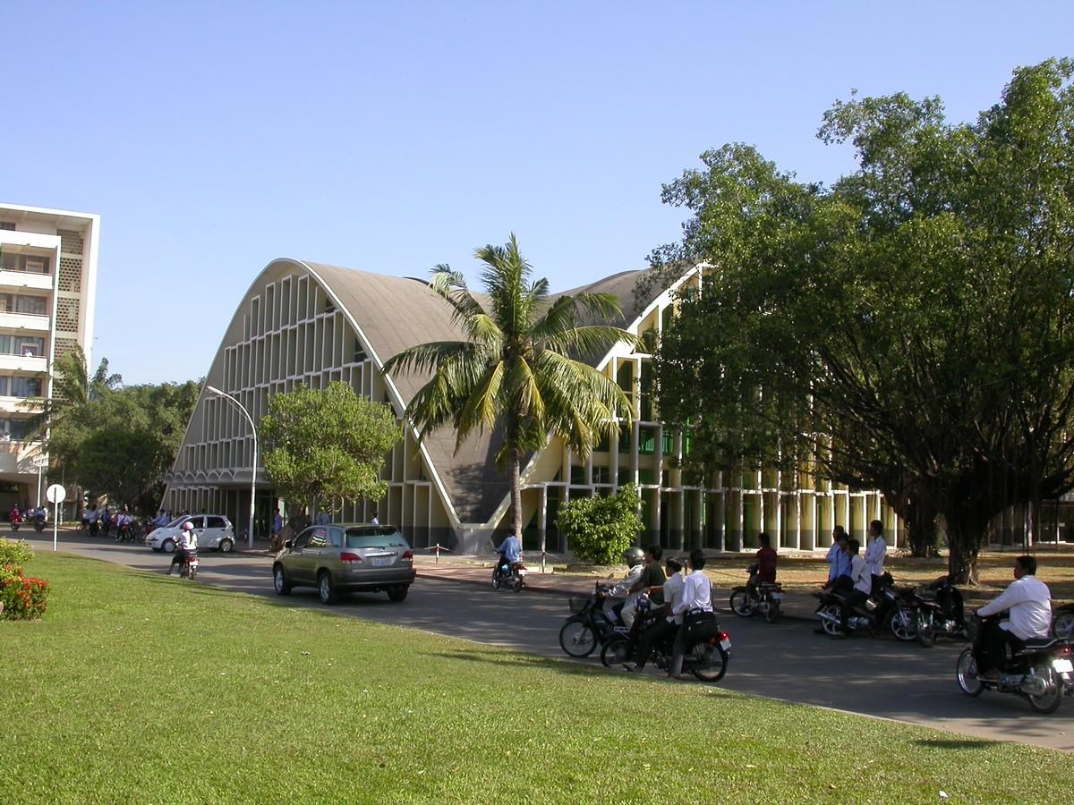 Grand hall constitué d'une juxtaposition de 3 coques cylindriques perpendiculaires en béton armé 