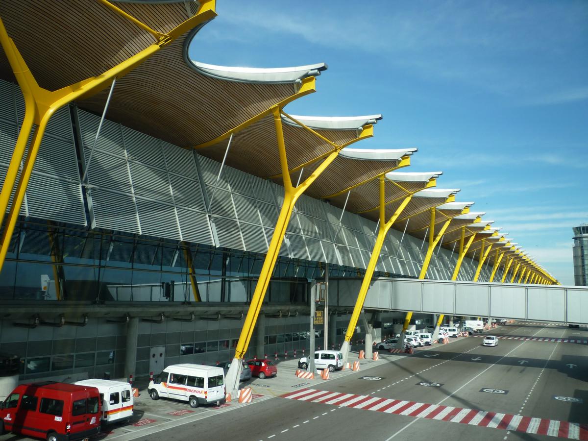 Flughafen Madrid-Barajas Terminal 4 