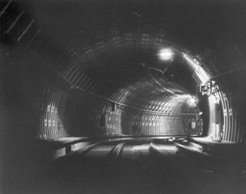 Fiche média no. 158495 Tronçon de tunnel entre les stations Arts-Loi et Parc, réalisé à l'aide d'un bouclier. Ce procédé, expérimenté sur ce tronçon, a été abandonné car incompatible avec la nature du sous-sol de Bruxelles (notamment le niveau de la nappe phréatique)