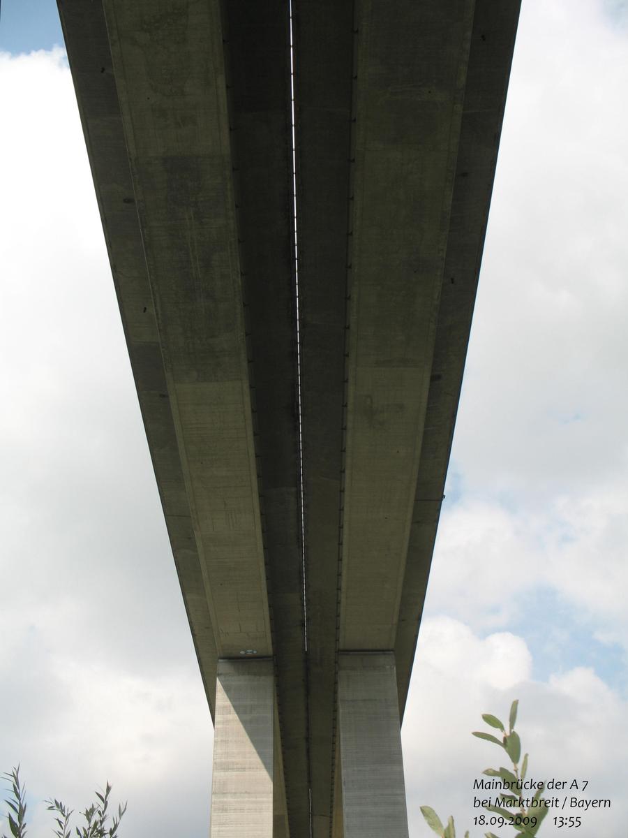 Mainbrücke der A 7 bei Marktbreit / Bayern 