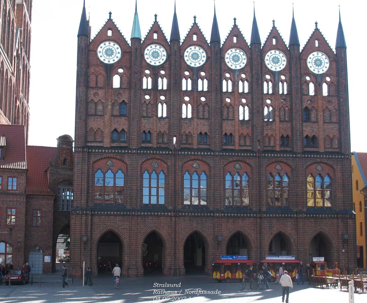 Nordfasssade des Rathauses von Stralsund 