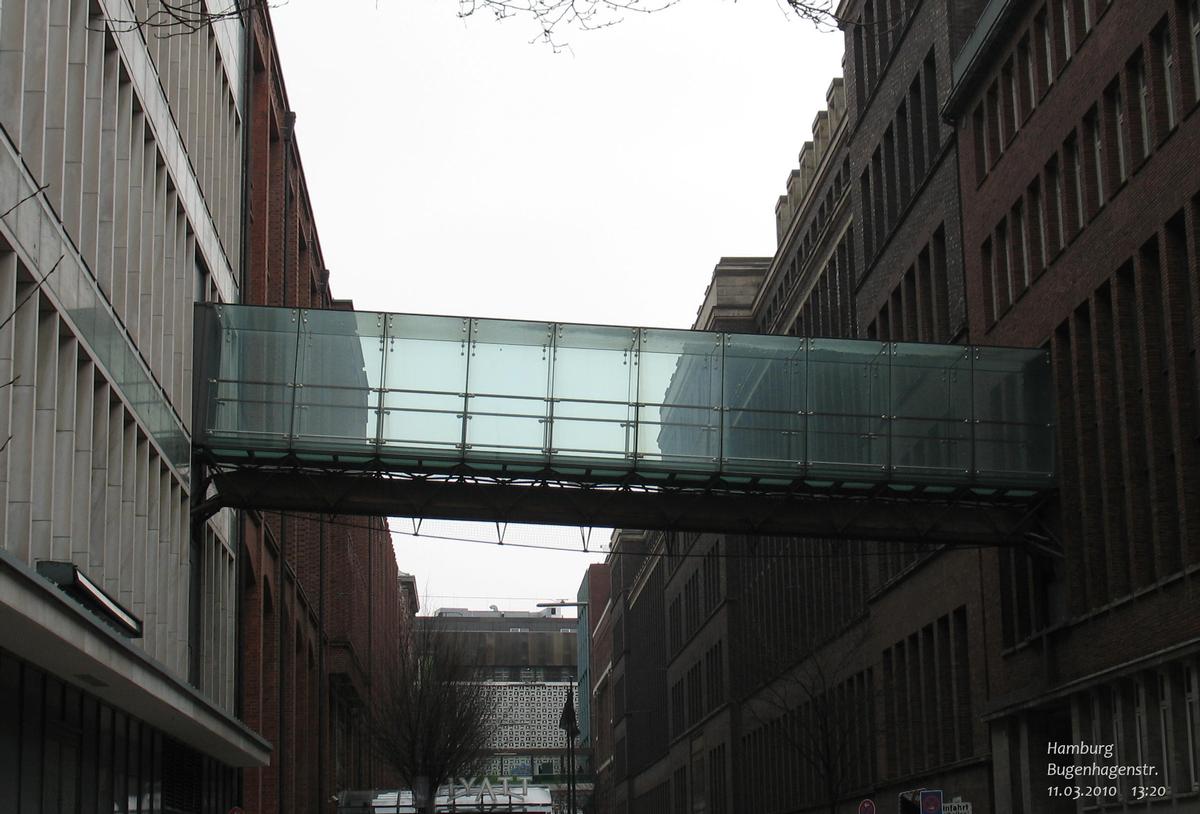 Glasbrücke über die Bugenhagenstrasse 