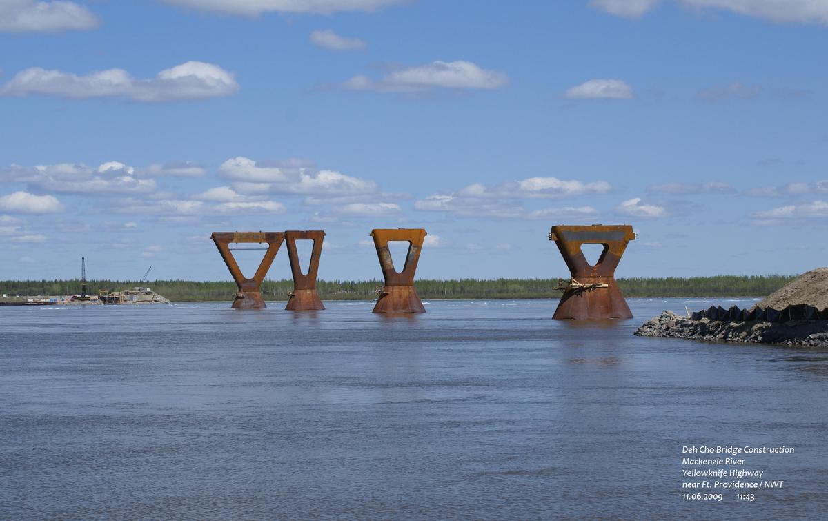 Deh Cho Bridge, Mackenzie River, Yellowknife Highway, bei Ft. Providence / NWT 