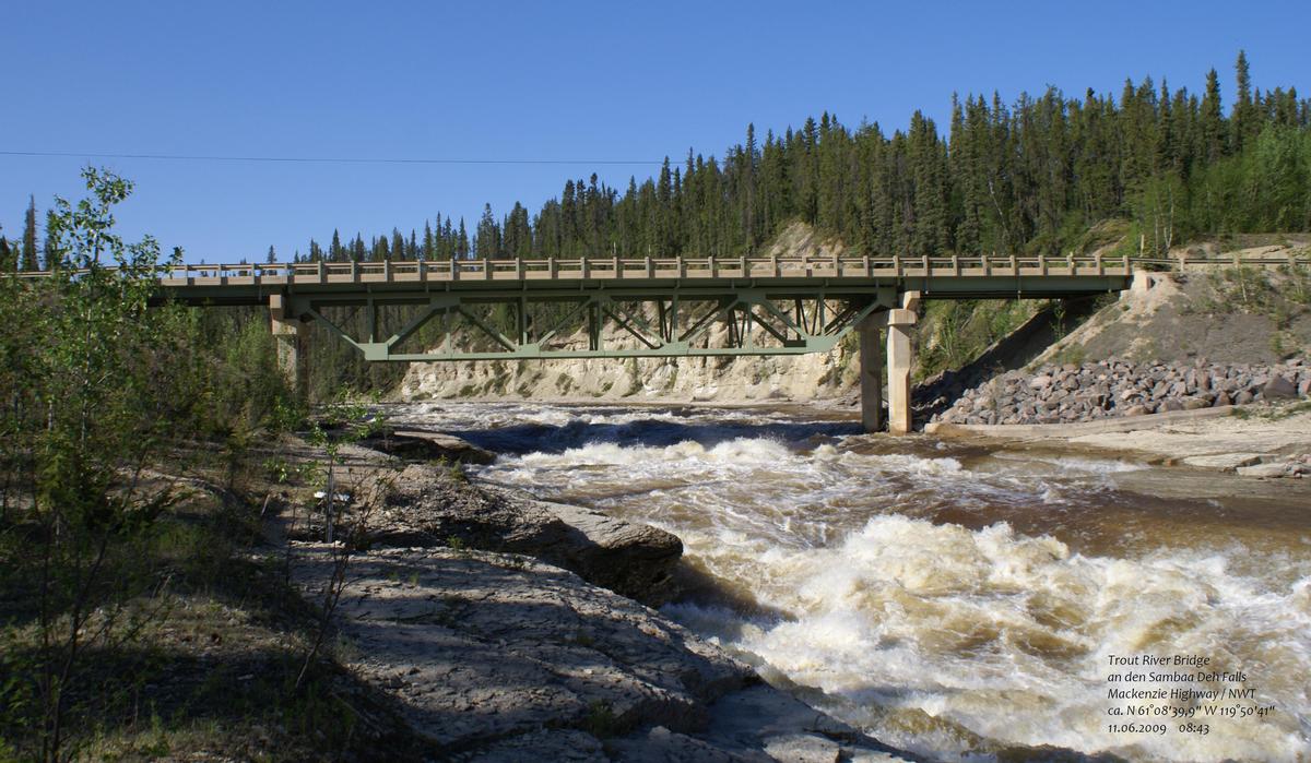 Trout River Bridge an den Sambaa Deh Falls, Mackenzie Highway / NWT 
