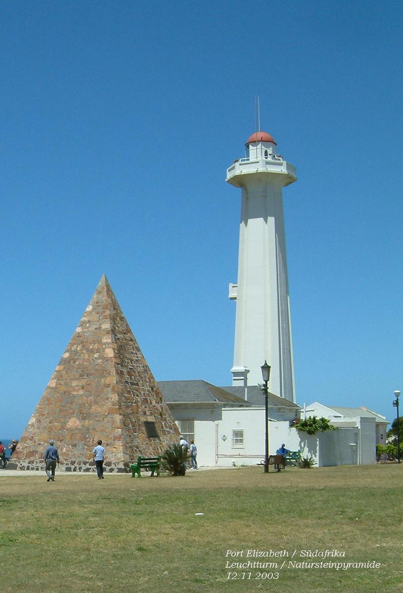 Port Elizabeth / Südafrika: Leuchtturm / Natursteinpyramide 