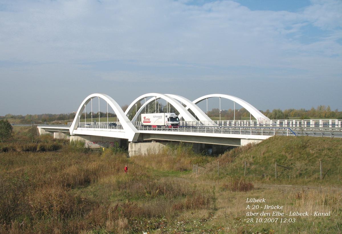 Autobanhbrücke A20 über den Elbe-Lübeck-Kanal bei Lübeck 