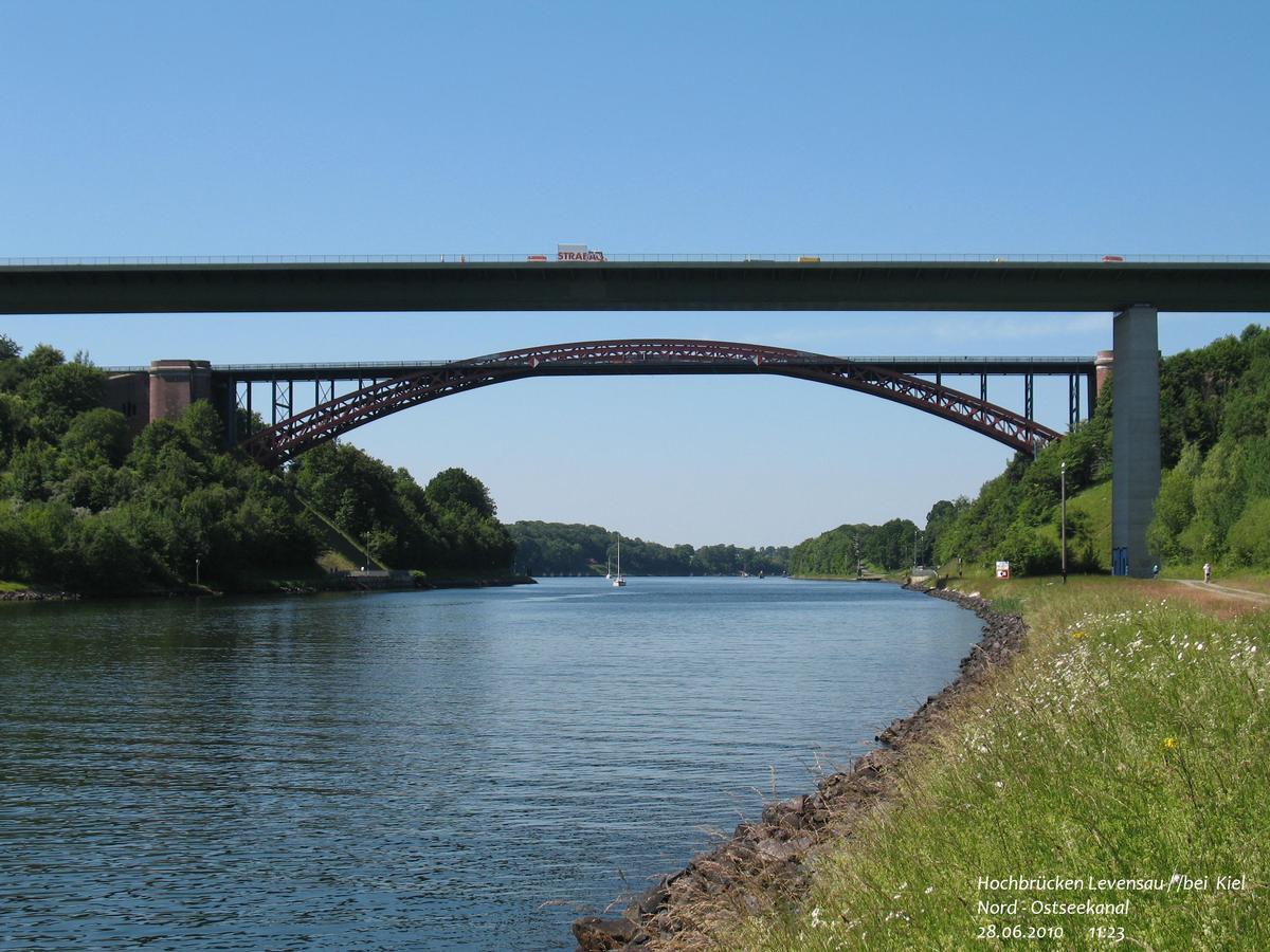 Hochbrücke Levensau über den Nord-Ostsee-Kanal bei Kiel 