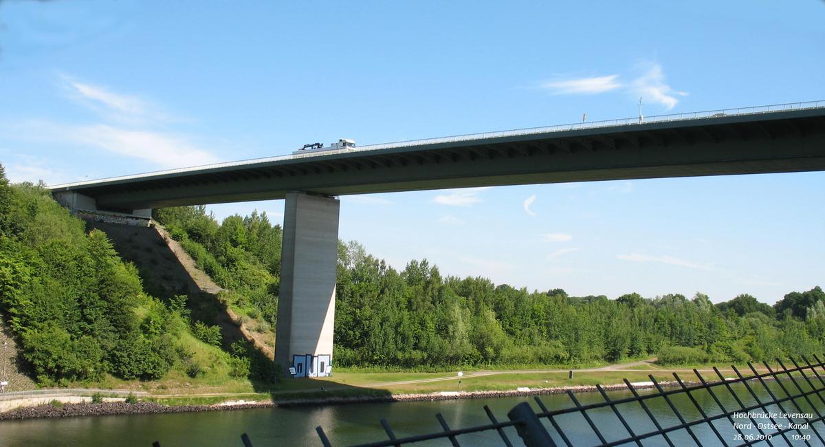 Hochbrücke Levensau über den Nord-Ostsee-Kanal bei Kiel 