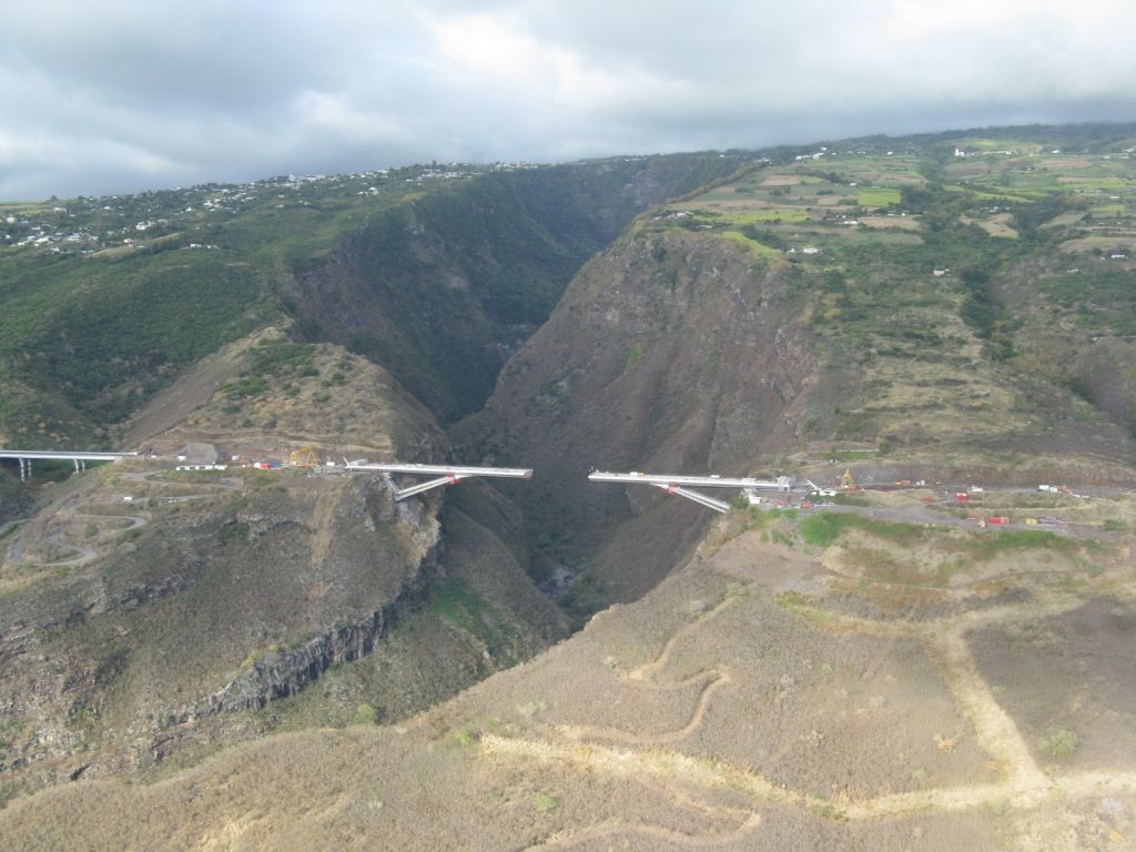 Viaduc de la Grande Ravine. Vue aérienne de la ravine et du viaduc après les lançages L5 sur les 2 rives. Il reste 48m entre les 2 tabliers 