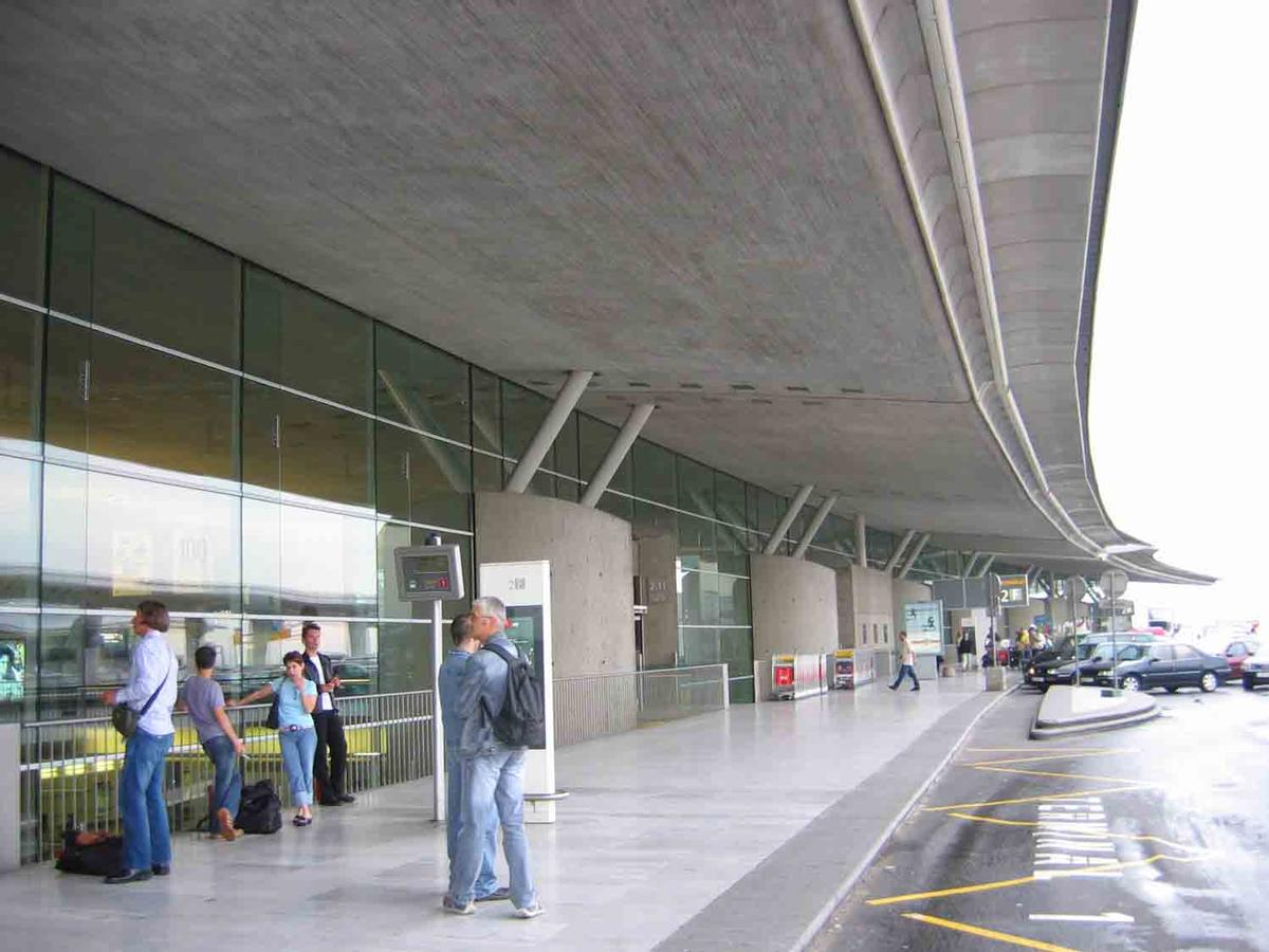 Aéroport Roissy Charles de Gaulle. Extérieur du terminal 2F 