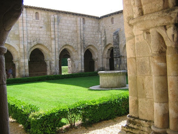 Fiche média no. 76346 Abbaye Royale Saint-Vincent 12ème siècle 14ème siècle, cloître 12ème siècle , Nieul-sur-l'Autize, Vendée, Pays-de-la-Loire, France