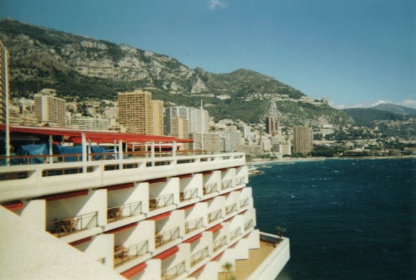 Monte Carlo Grand Hoteltel un paquebot amaré au rivage 