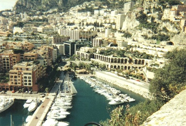 Der Stadtteil Fontvieille in Monaco, der vollständig auf 22 Hektar aufgefülltem Land ins Meer gebaut wurde – inklusive Hafen 
