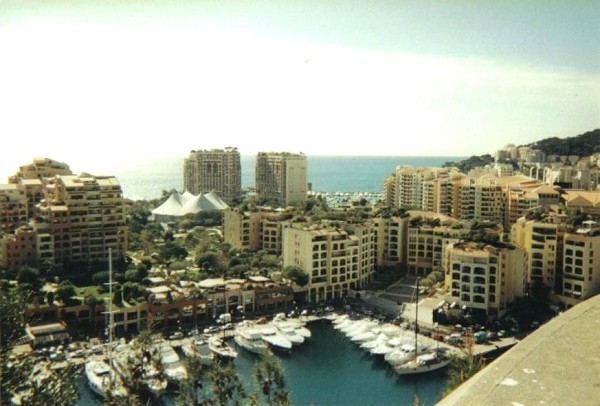 Der Stadtteil Fontvieille in Monaco, der vollständig auf 22 Hektar aufgefülltem Land ins Meer gebaut wurde – inklusive Hafen 