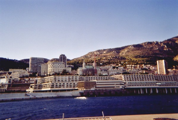 Résidence Monte Carlo Star (stores blancs)Auditorium Rainier III (au centre)Monte-Carlo Grand Hotel (stores rouges) Résidence Monte Carlo Star (stores blancs) Auditorium Rainier III (au centre) Monte-Carlo Grand Hotel (stores rouges)