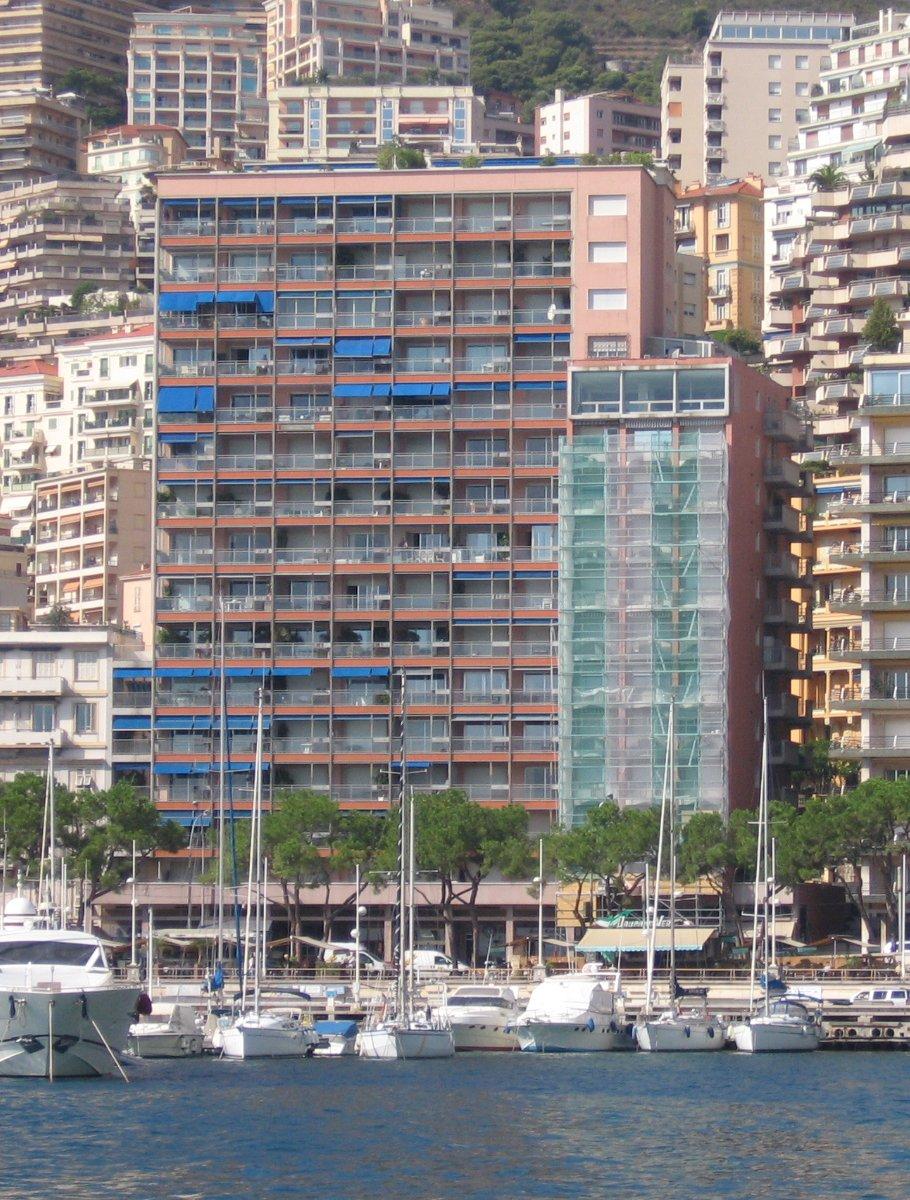 Les CaravellesLe Bristol à droite (en cours de rénovation), Principauté de Monaco Les Caravelles Le Bristol à droite (en cours de rénovation), Principauté de Monaco