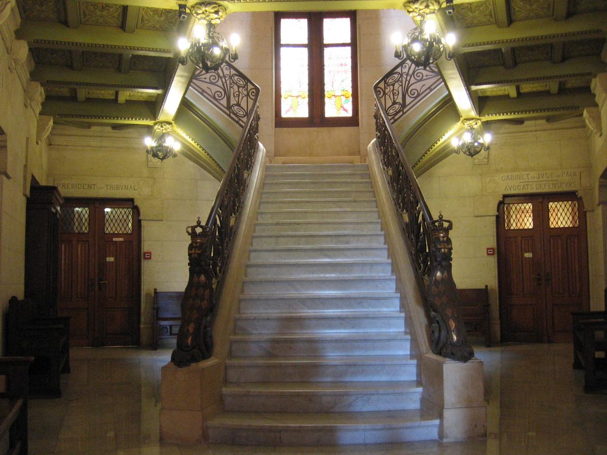 Palais de justiceEscalier menant au 1er étage, Principauté de Monaco Palais de justice Escalier menant au 1er étage, Principauté de Monaco