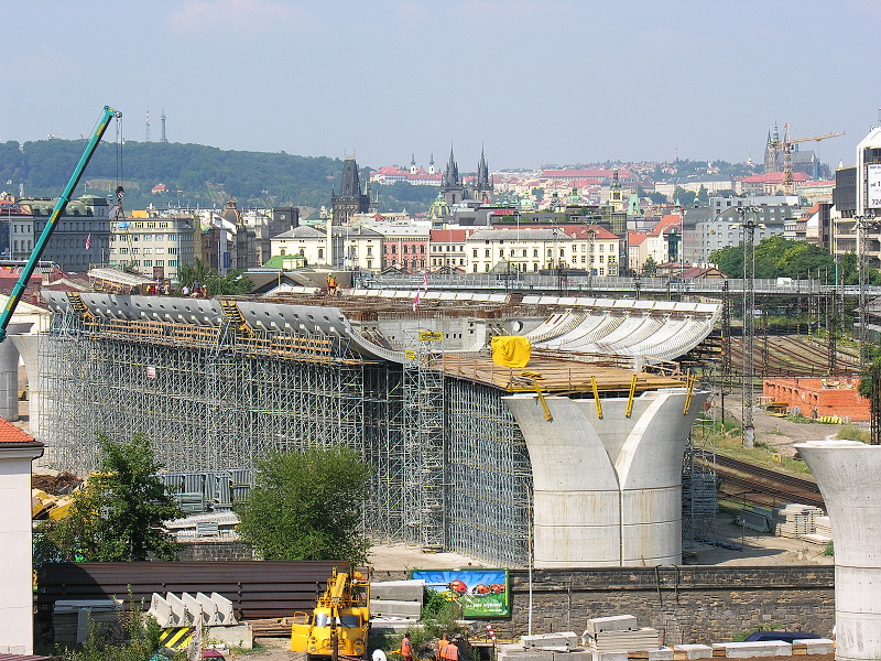 Verbindungsbrücke zwischen den Prager Bahnhöfen 