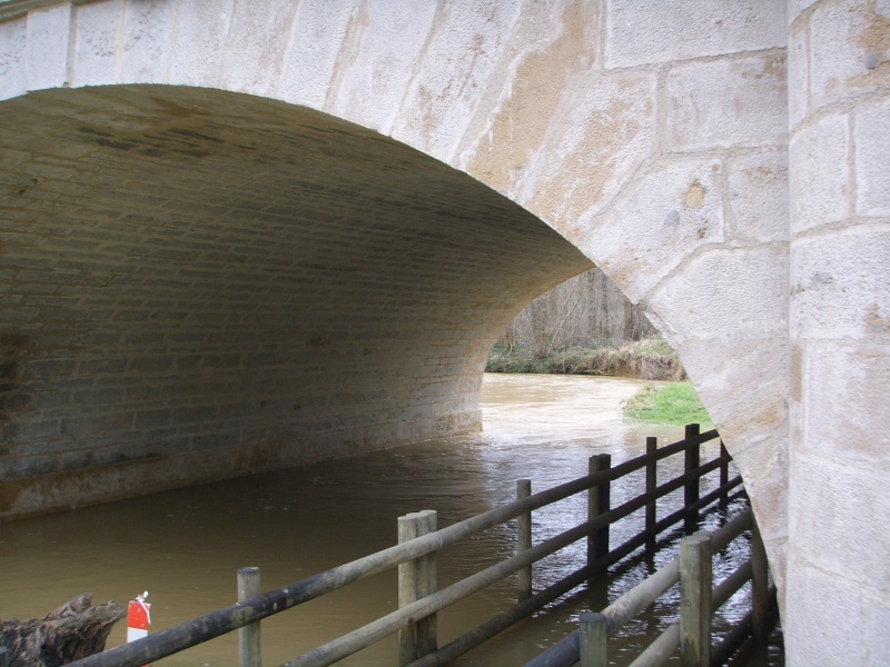 Steinbrücke in Monéteau 