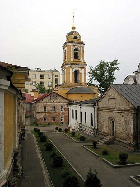 Rozhdestwensky-Kloster in Moskau - Glockenturm mit Ewgeny-Chersonsky-Kirche 