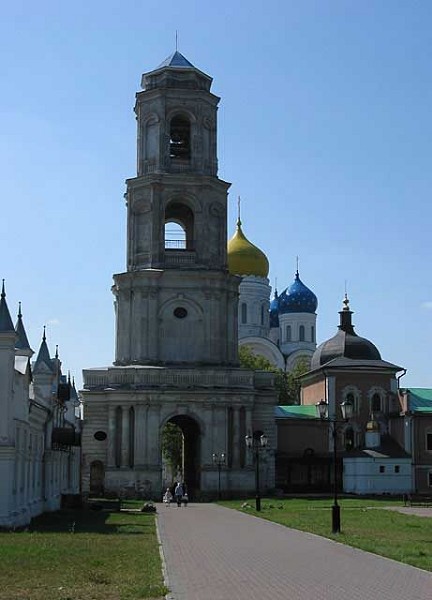 Nikolo-Ugreschsky-Kloster in Dzerzhinsky - Glockenturm und Ewgeny-Chersonsky-Kirche 