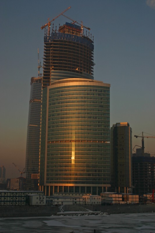 Föderationsturm in Moskau im Bau; Naberezhnaya-Turm C im Vordergrund 