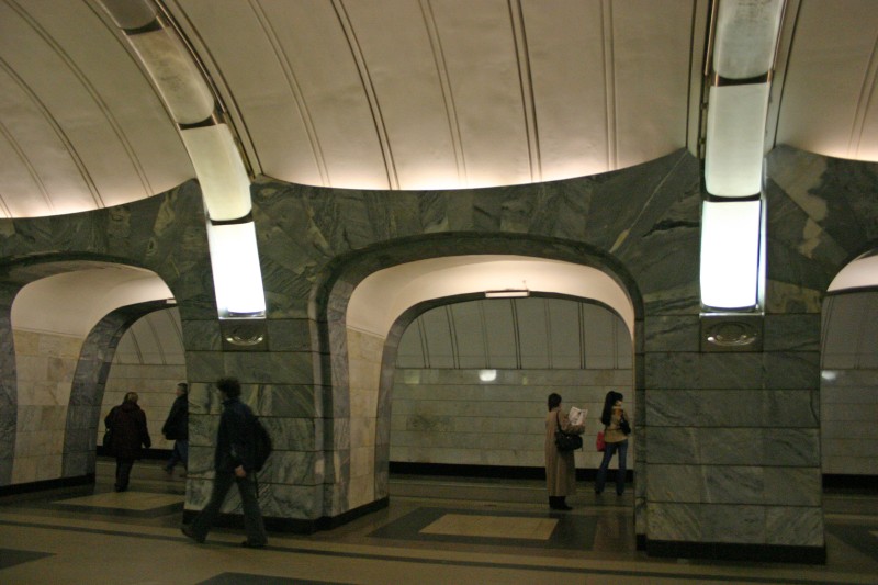 Metrobahnhof Tschkalowskaja in Moskau 