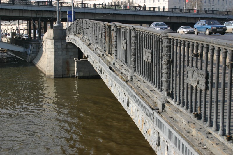 Maly Ustinsky Bridge 1938 crosses Yuza river 