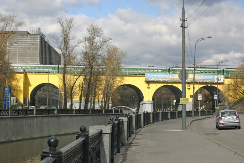 Eisenbahnbrücke am Kloster Spaso-Andronikov über die Jausa in Moskau 