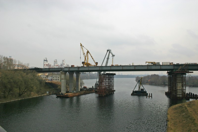 Pont de Serebyany bor á Moscou en construction 
